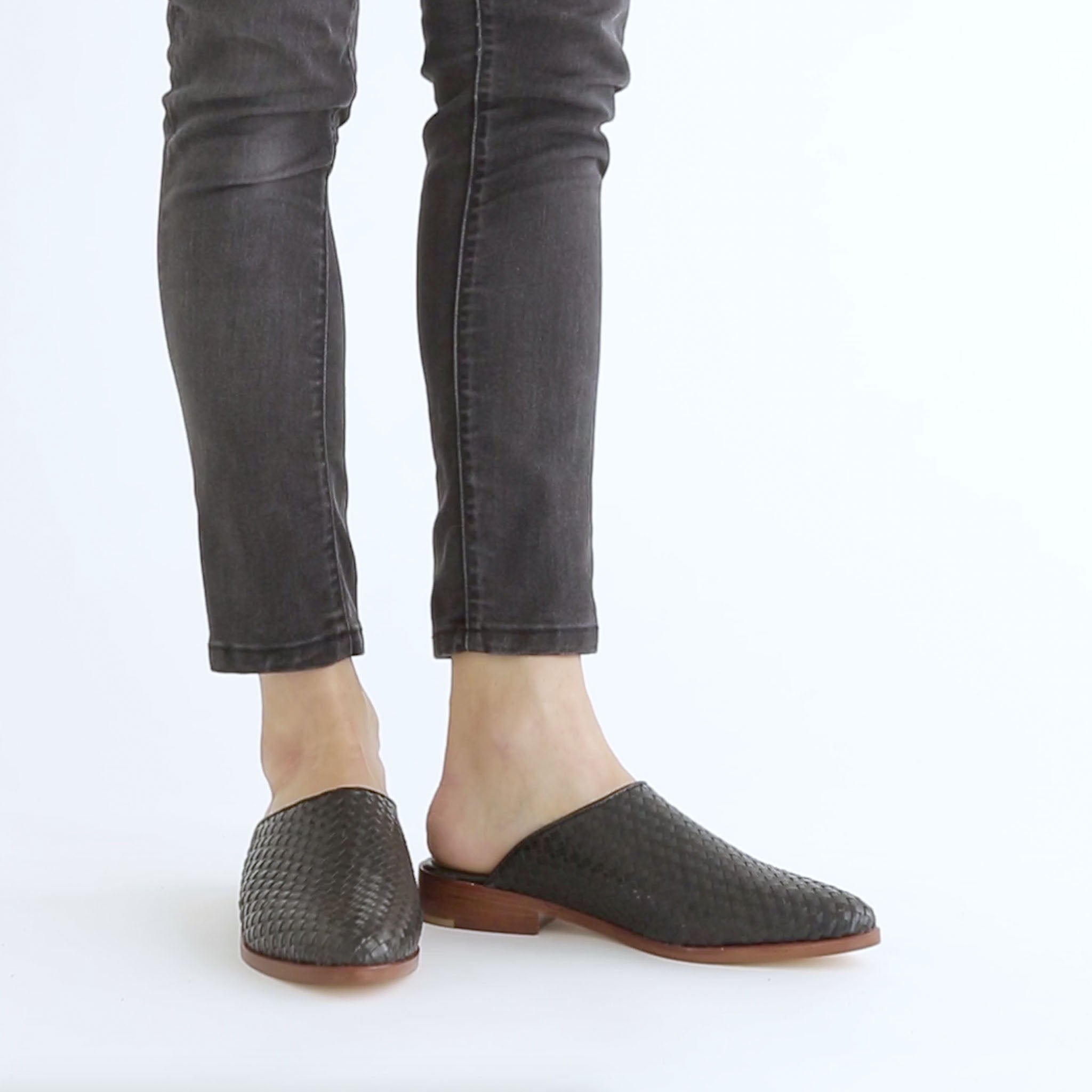 Ama Woven Mule Black – Nisolo