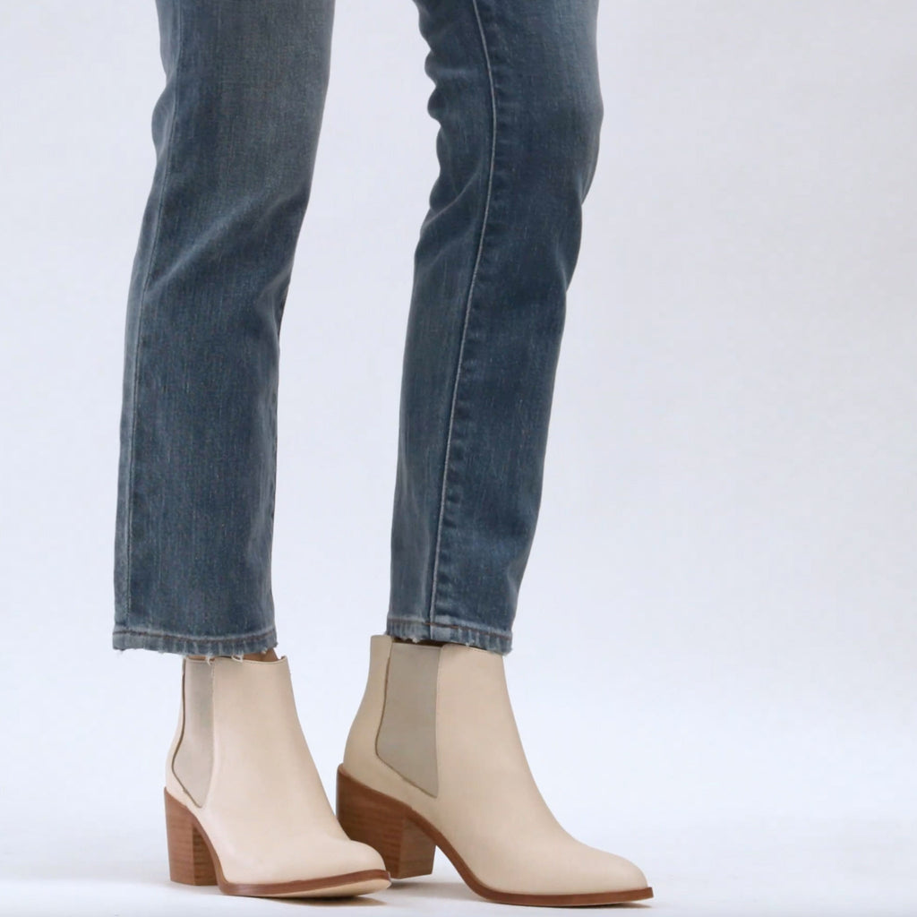 Video of the Heeled Chelsea Boot Bone shown on model in action